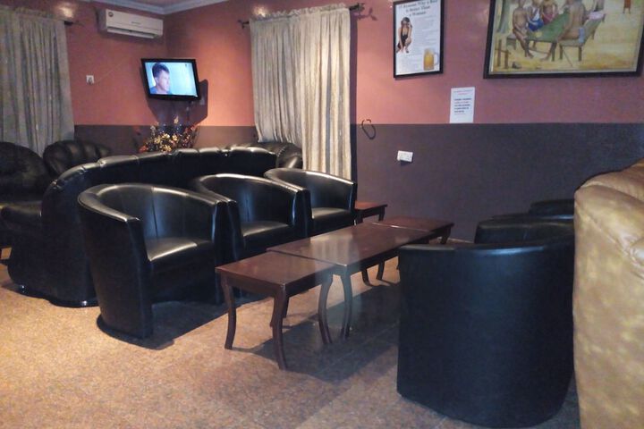 Lounge 31 of 34