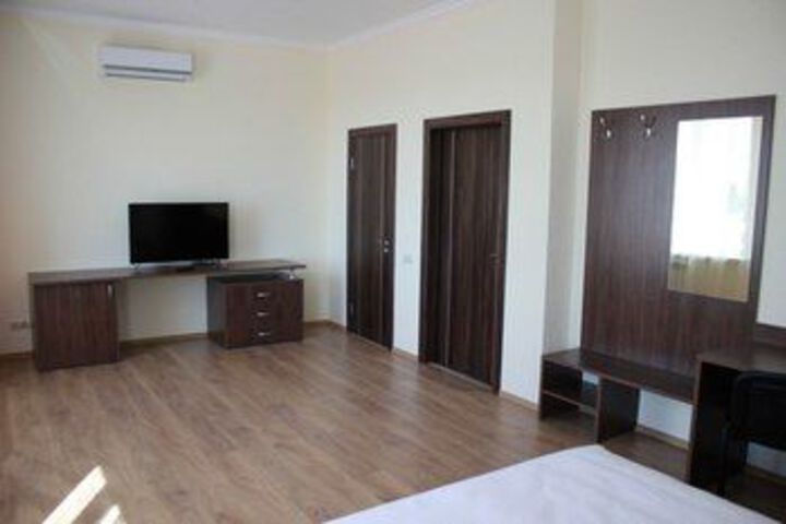 Room 6 of 13