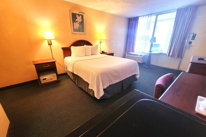 2 Queen Beds (7 of 12)