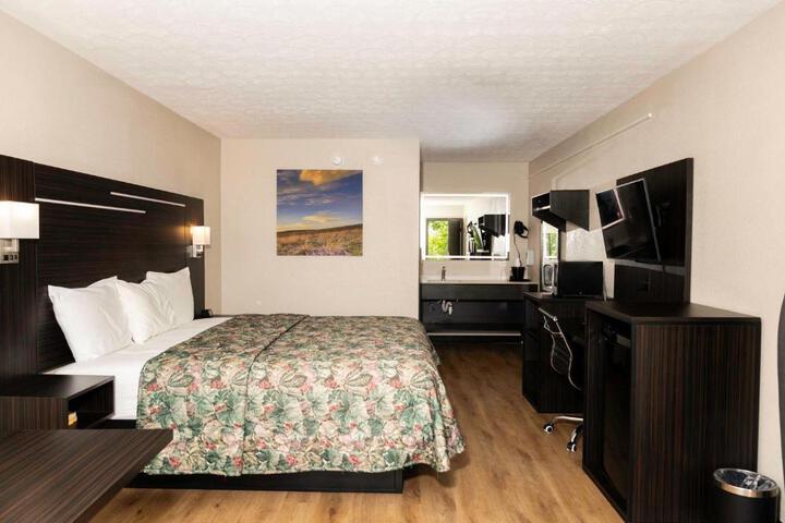 1 King Bed (4 of 4)