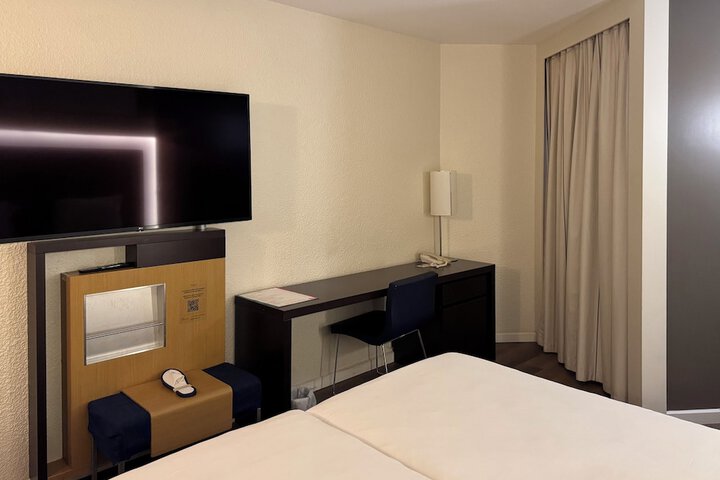 Room 10 of 83