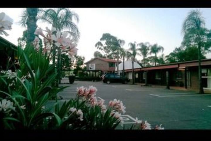 Bronco Motor Inn