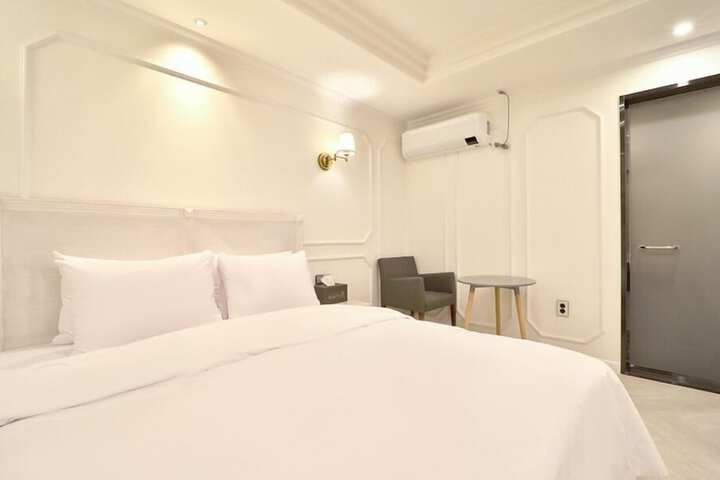 Room 2 of 63