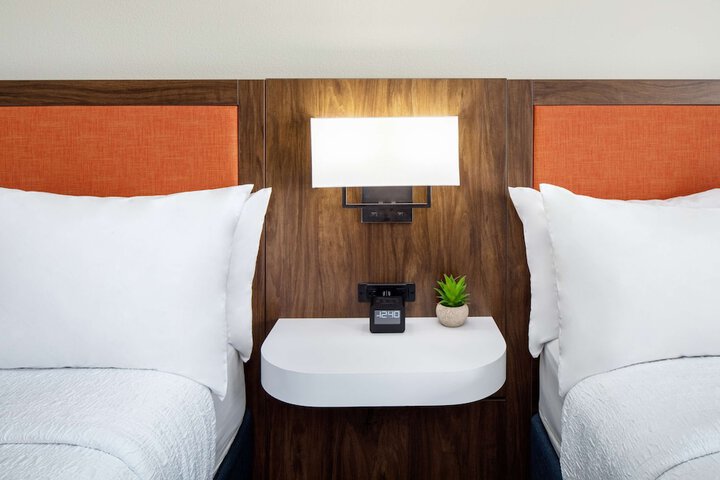 1 Queen Bed (5 of 11)