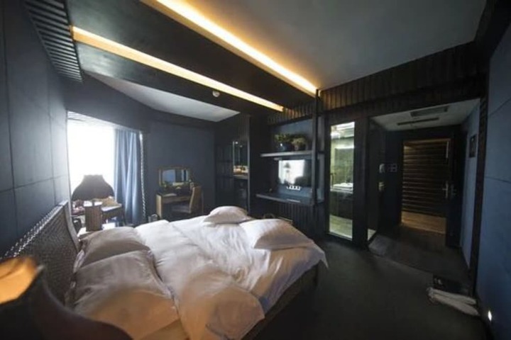Room 32 of 65