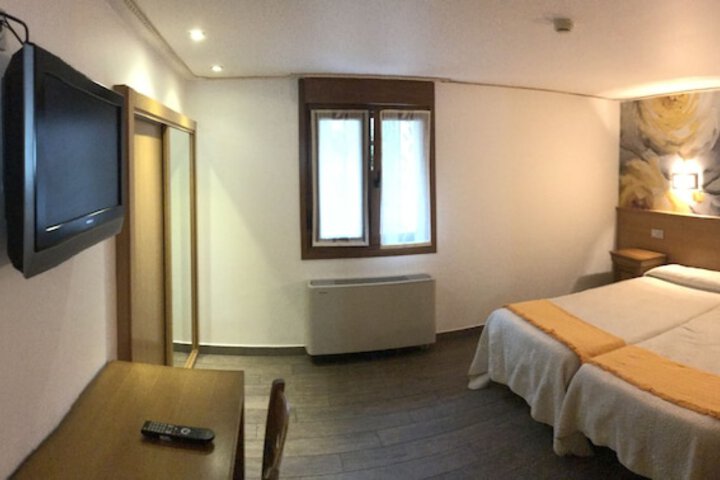 Room 5 of 32