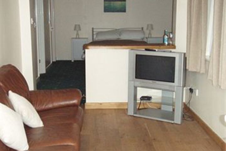 Room 6 of 8