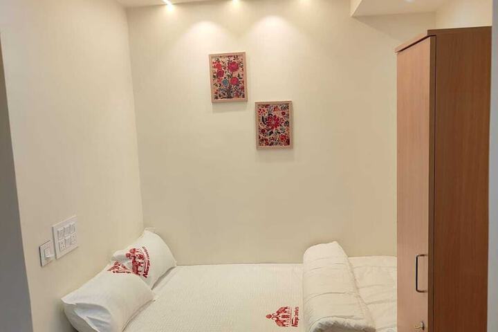 Room 7 of 32