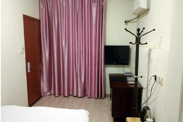 Room 7 of 12