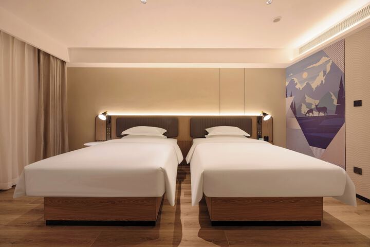 Room 13 of 127