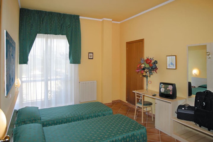 Room 6 of 33