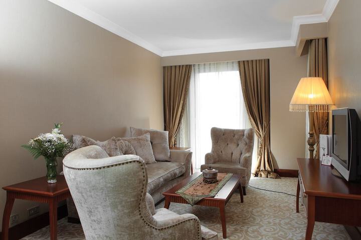 Room 12 of 37