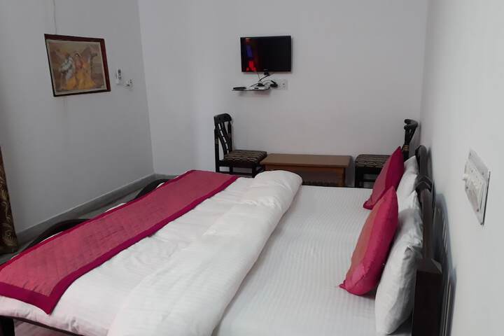 Room 4 of 40
