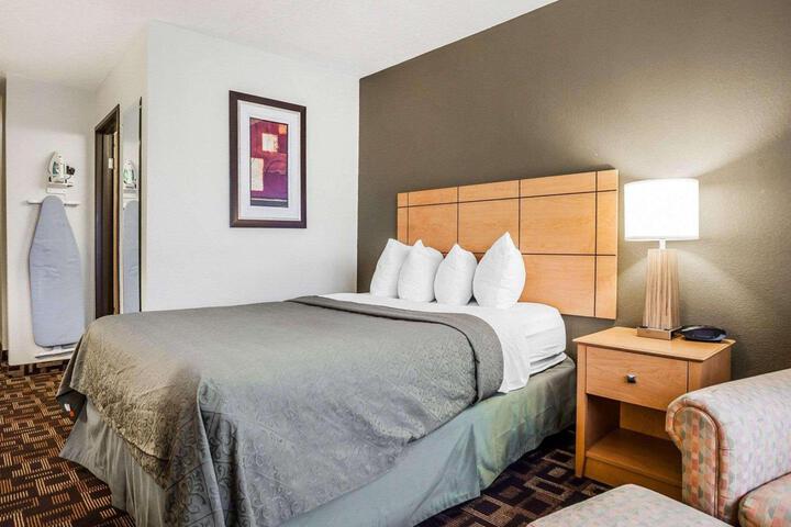 Queen Bed Accessible (11 of 13)