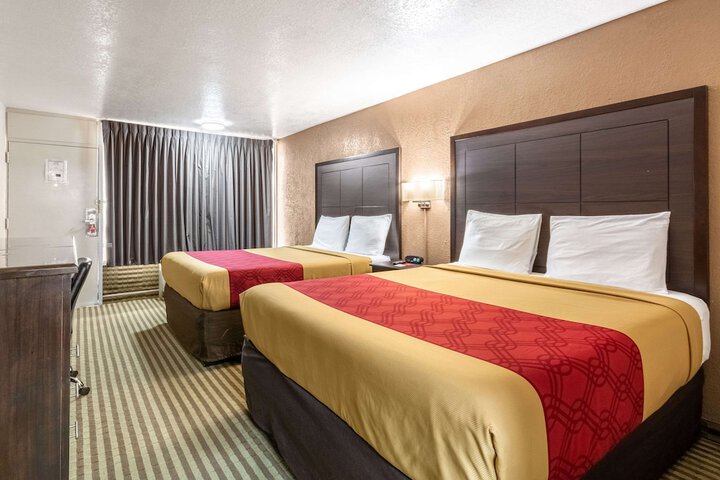 2 Queen Beds (6 of 8)