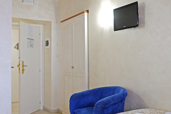 Room 10 of 37