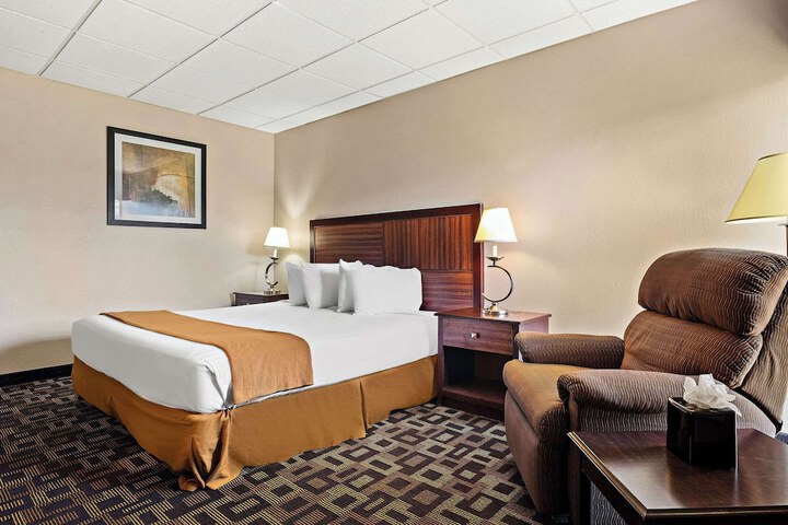 1 King Bed Accessible (5 of 12)