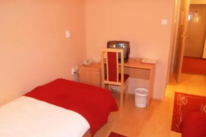Room 6 of 19
