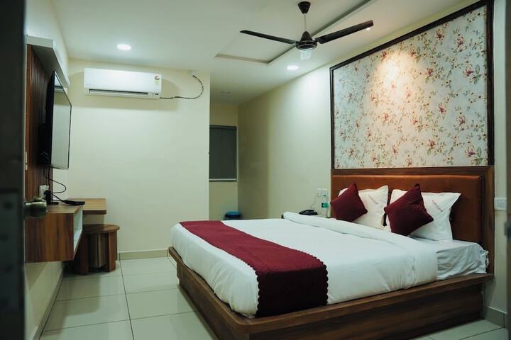 Room 4 of 9