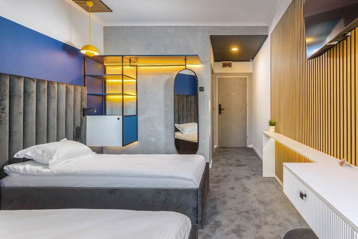 Room 11 of 33