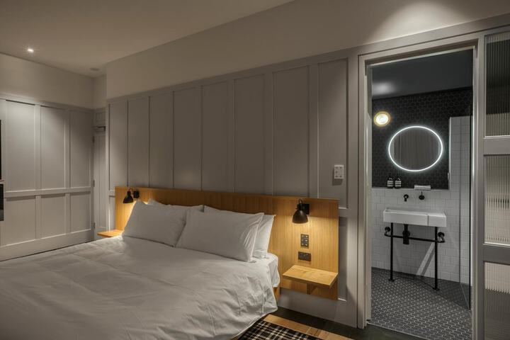 Room 16 of 34