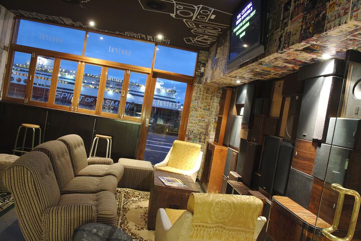 Lounge 40 of 47