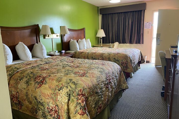 2 Queen Beds (6 of 10)