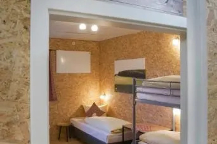 Room 5 of 10