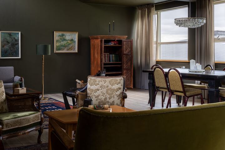 Lounge 53 of 74