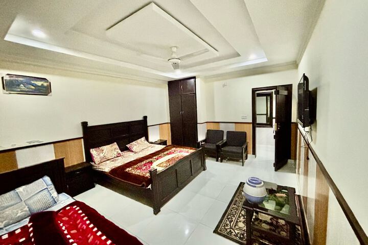 Room 4 of 9