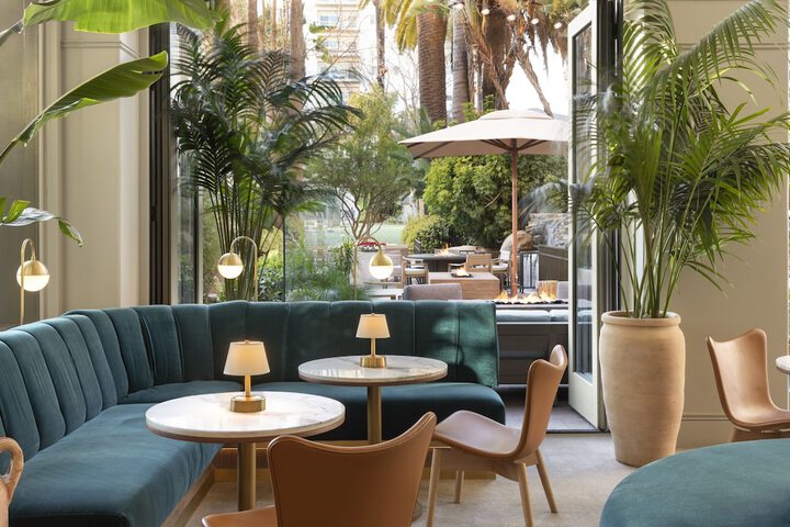 Lobby lounge
