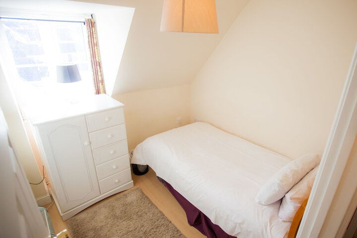 Room 10 of 102