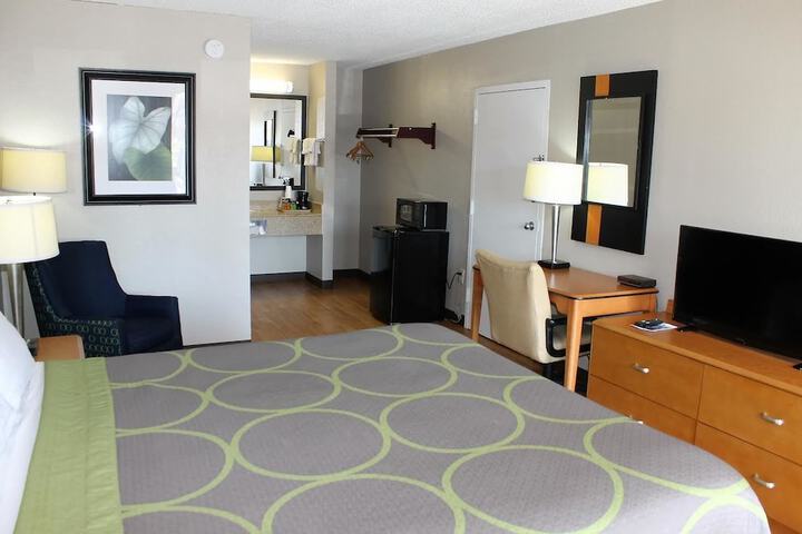 1 King Bed (1 of 11)