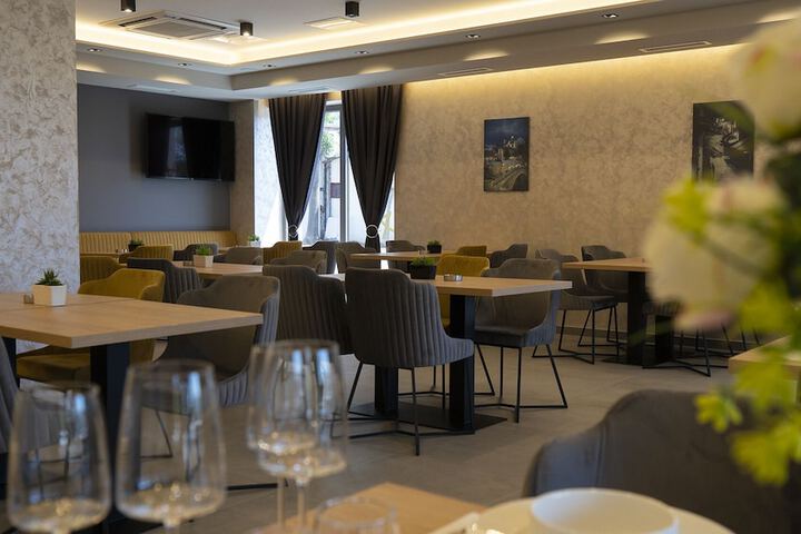 Dining 63 of 75