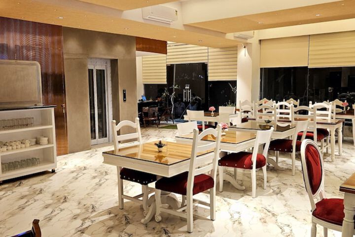 Dining 13 of 18