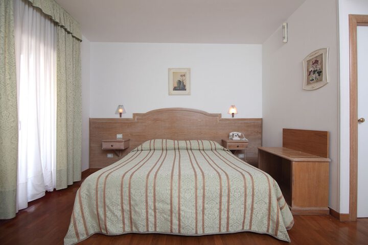 Room 10 of 33