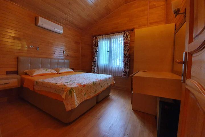Room 8 of 80