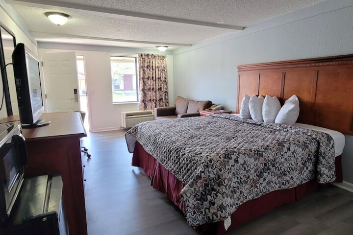 1 King Bed (3 of 16)