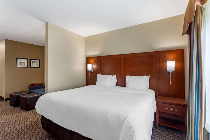 1 King Bed (18 of 19)