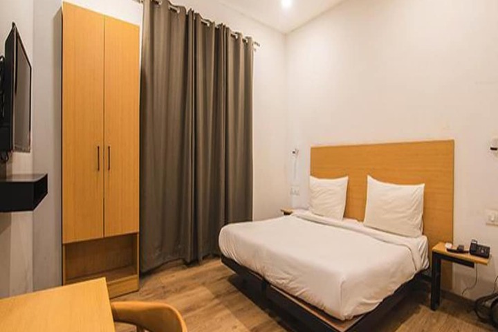 Room 8 of 19