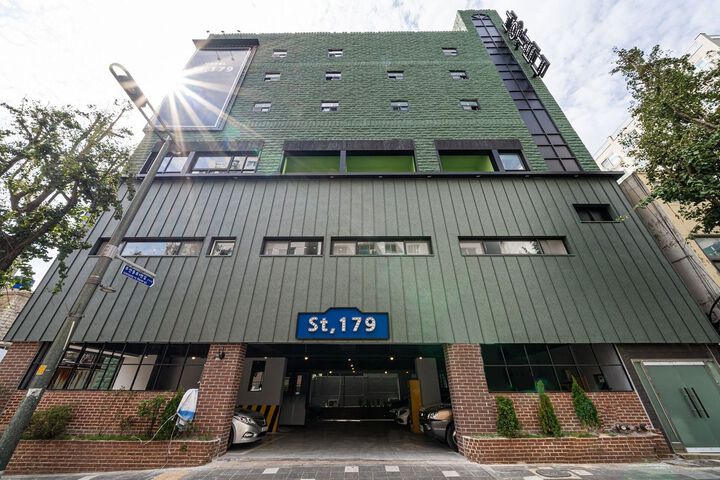 Hotel 5 of 82