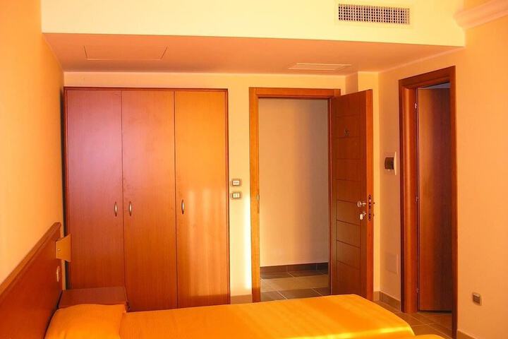 Room 4 of 67