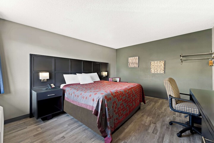 1 King Bed (8 of 9)