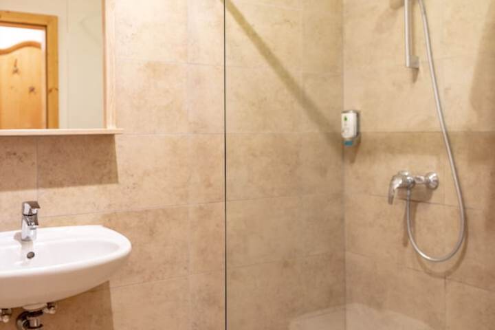 Room 9 of 28