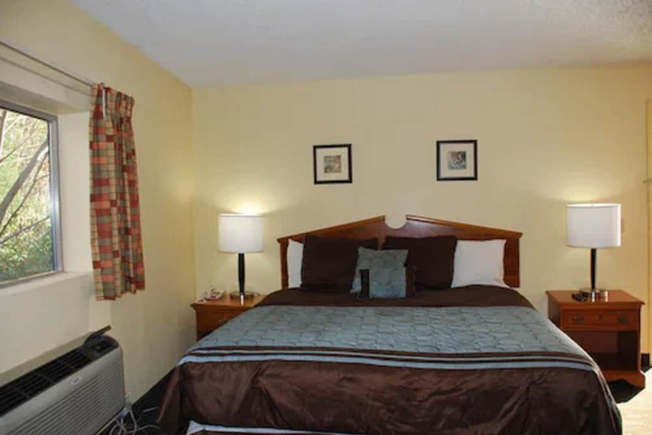 1 King Bed (3 of 8)