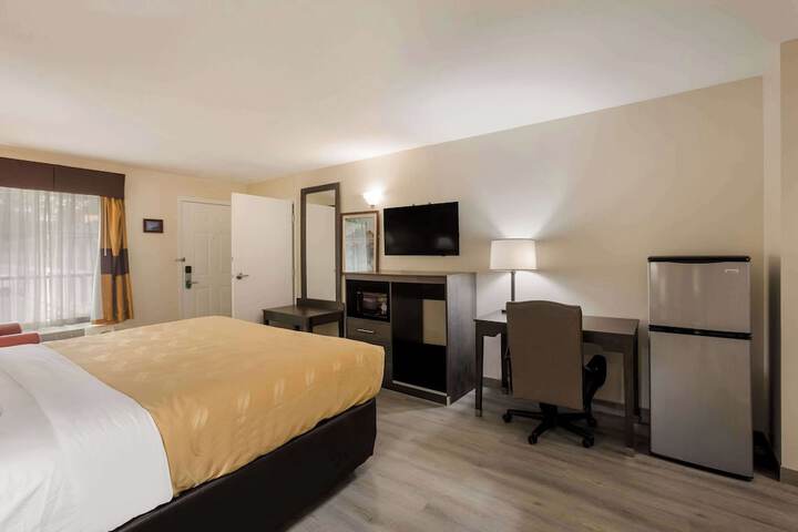 1 King Bed (3 of 20)
