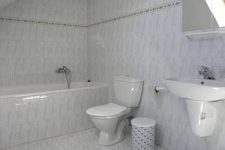 Room 4 of 28