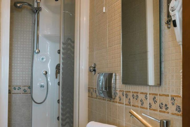 Room 32 of 46