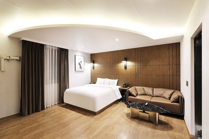 Room 8 of 32