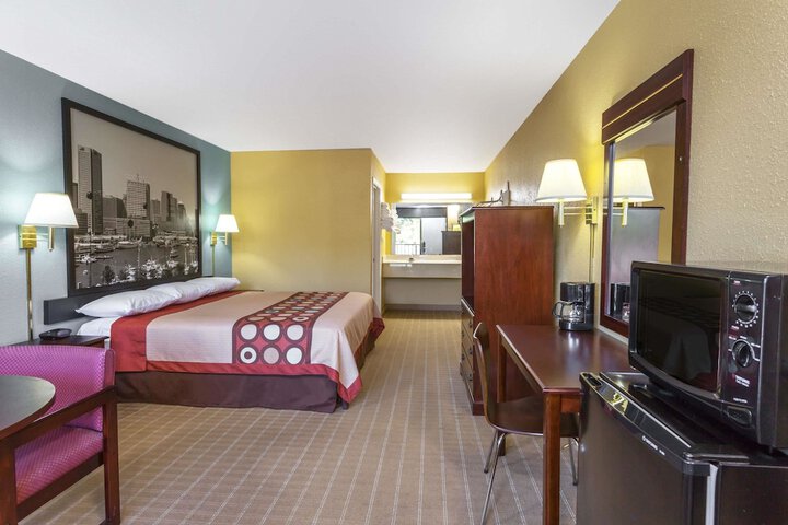 1 King Bed (2 of 13)